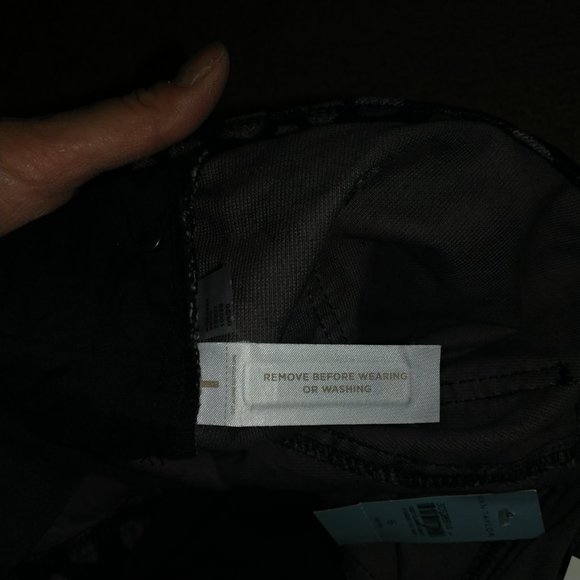 Ann Taylor: The Kick Crop High Rise Black & Grey Leopard Print Pants - Size 6P - Picture 10 of 10